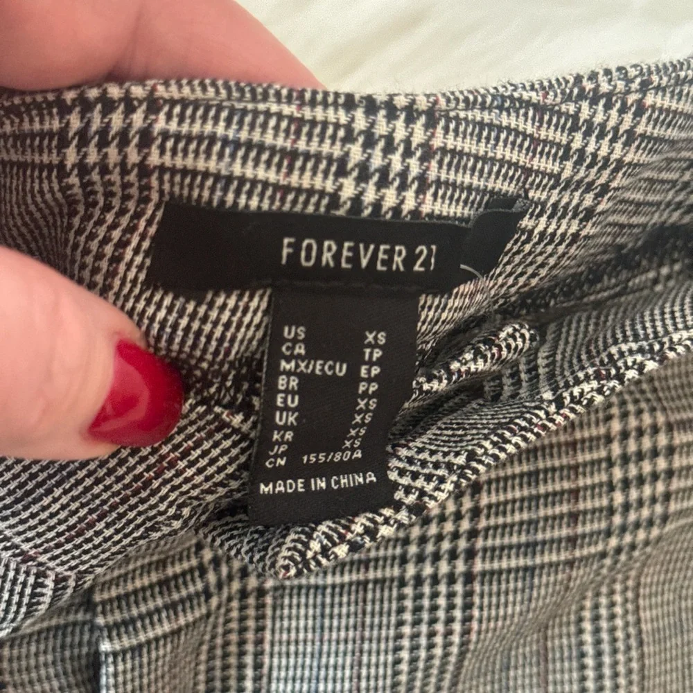 Forever 21 – size XS black and white plaid dressy shorts
